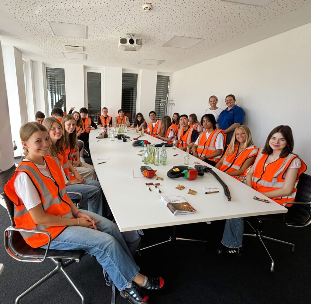 Internationale Begegnung, #Innovation und #Zukunft: Schüleraustausch bei REMA Im Rahmen eines transatlantischen Austauschprogramms – unterstützt von #TheHalleFoundation GAPP und Transatlantic Career Fellows – besuchten 60 Schüler:innen aus den USA, dem St. Josef Gymnasium in Rheinbach und der Marienschule in Euskirchen an zwei Vormittagen die REMA Gruppe. Der Austausch bot den Jugendlichen die Möglichkeit, nicht nur die Theorie, sondern auch die Realität in der #Produktion von #Steckverbindern, #Kunststoffbauteilen im #Spritzguß, sowie der #Kontaktfertigung in der #Metallverarbeitung zu erleben. Im Mittelpunkt stand außerdem die Projektarbeit zur Implementierung von #Cobots (kollaborierende #Roboter) in der industriellen Fertigung.